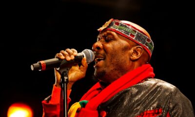 Le chanteur Jimmy Cliff en concert sur la scène Landaoudec lors du festival du bout du Monde à Crozon dans le Finistère (France) en août 2012