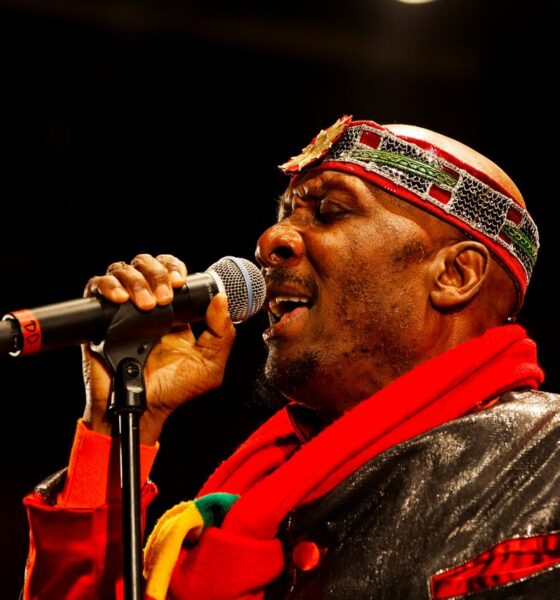 Le chanteur Jimmy Cliff en concert sur la scène Landaoudec lors du festival du bout du Monde à Crozon dans le Finistère (France) en août 2012