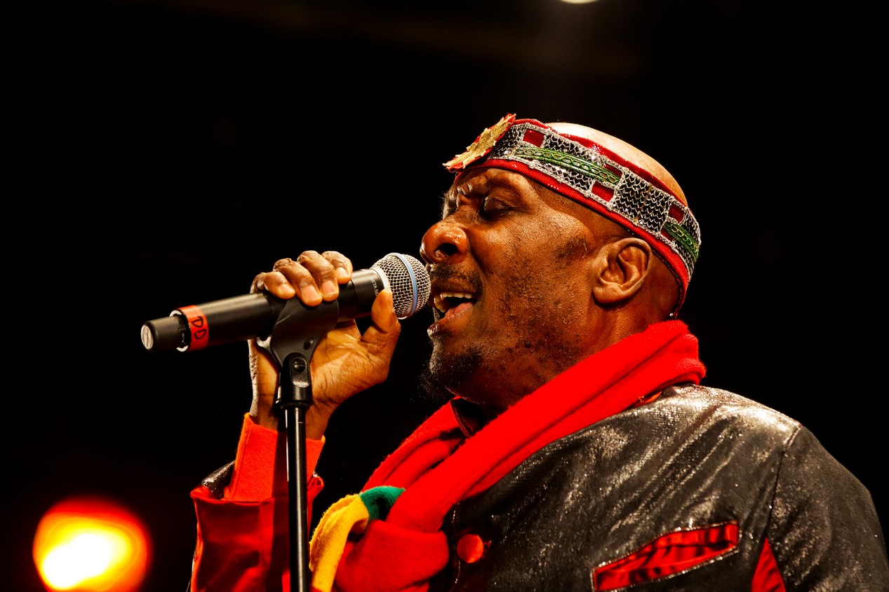 Le chanteur Jimmy Cliff en concert sur la scène Landaoudec lors du festival du bout du Monde à Crozon dans le Finistère (France) en août 2012