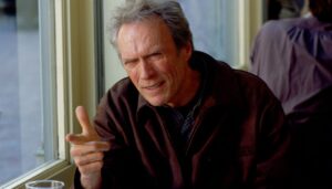 L'acteur américain Clint Eastwood sur le tournage du film Jugé coupable, qu'il a lui-même réalisé en 1998.