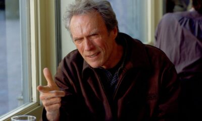 L'acteur américain Clint Eastwood sur le tournage du film Jugé coupable, qu'il a lui-même réalisé en 1998.