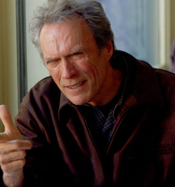 L'acteur américain Clint Eastwood sur le tournage du film Jugé coupable, qu'il a lui-même réalisé en 1998.