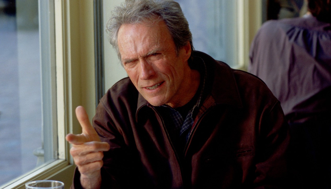 L'acteur américain Clint Eastwood sur le tournage du film Jugé coupable, qu'il a lui-même réalisé en 1998.