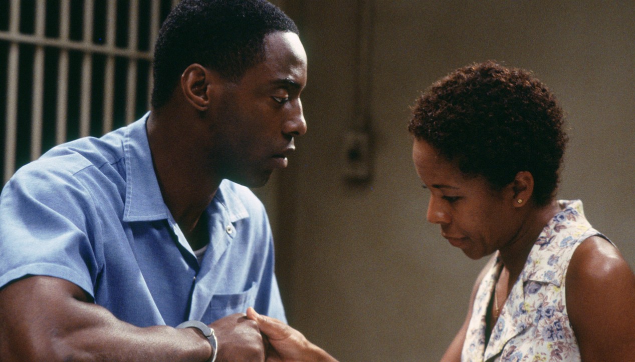 L'acteur Isaiah Washington à gauche et l'actrice Lisa Gay Hamilton à droite dans le film Jugé coupable, de Clint Eastwood.