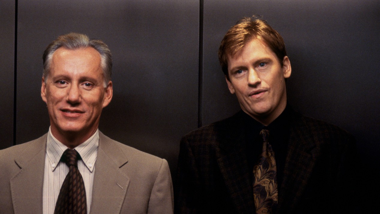 L'acteur américain James Wood à gauche et l'acteur américain Denis Leary dans le film Jugé coupable réalisé par Clint Eastwood et sorti en 1999.