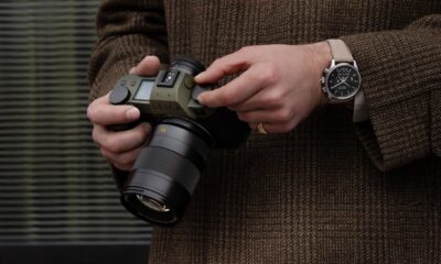 Photo en couleurs du nouvel appareil photo Leica SL3 Reporter dans les mains d'un photographe