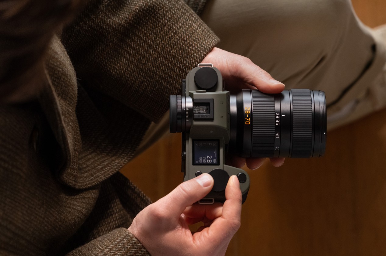 Nouvel appareil photo reflex numérique Leica SL3 Reporter dans les mains d'un photographe