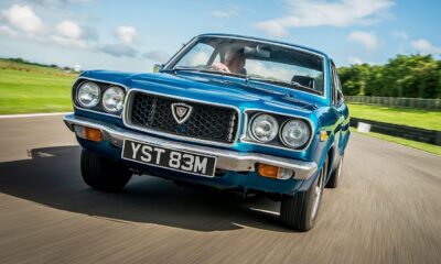 Mazda RX3 de couleur bleue sur route, modèle 1973