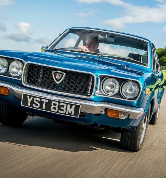 Mazda RX3 de couleur bleue sur route, modèle 1973