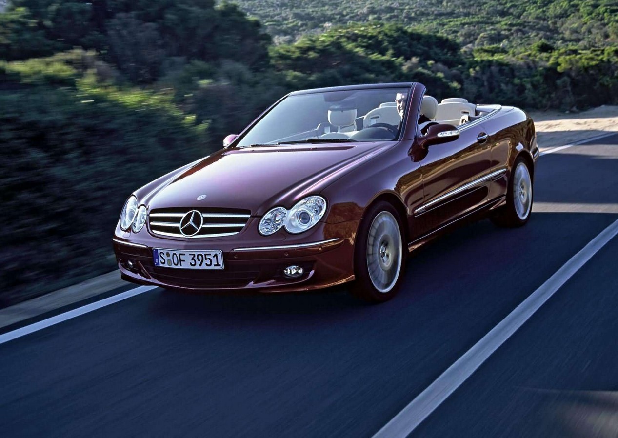 Mercedes CLK 320 CDI Cabriolet Avantgarde de 2005 de couleur bordeaux en train de rouler sur route