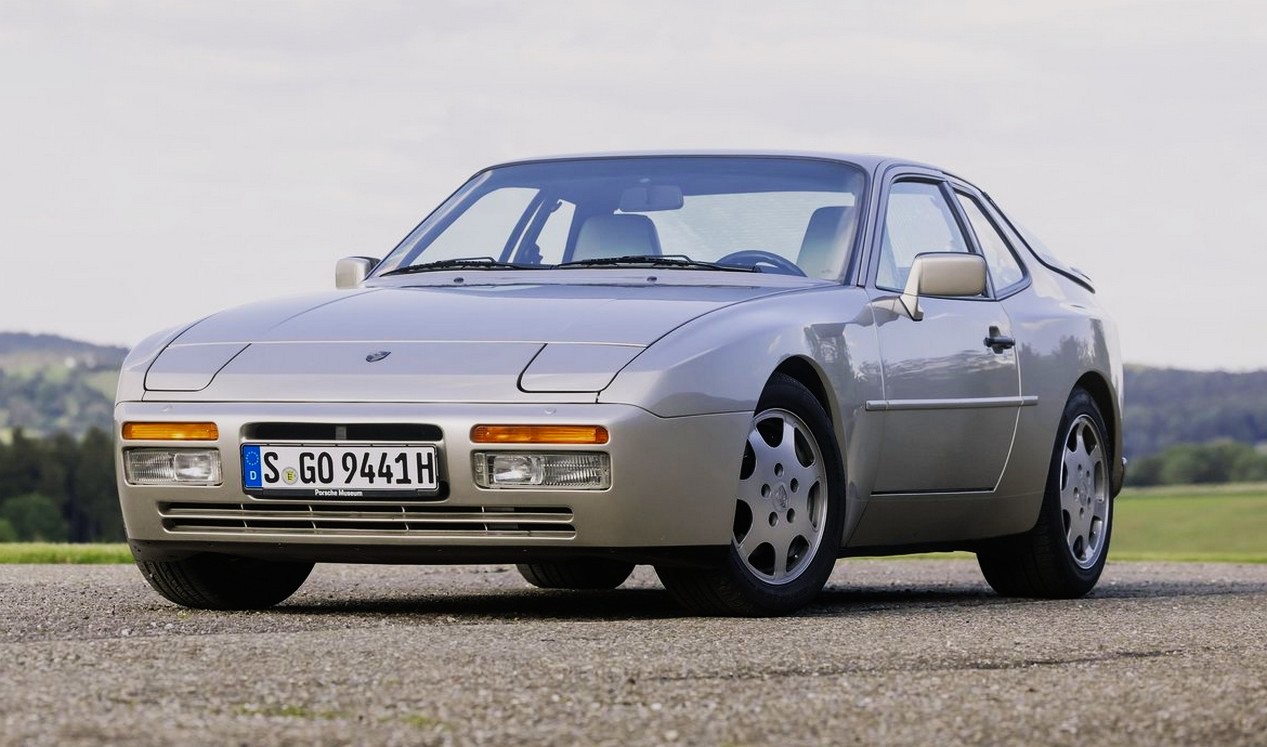 Porsche 944 Turbo Coupé de 1989 de couleur grise stationnée sur une route de campagne