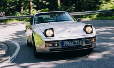 Porsche 944 Turbo Coupé de 1989 en train de rouler et de couleur grise