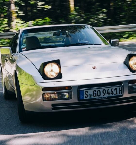 Porsche 944 Turbo Coupé de 1989 en train de rouler et de couleur grise