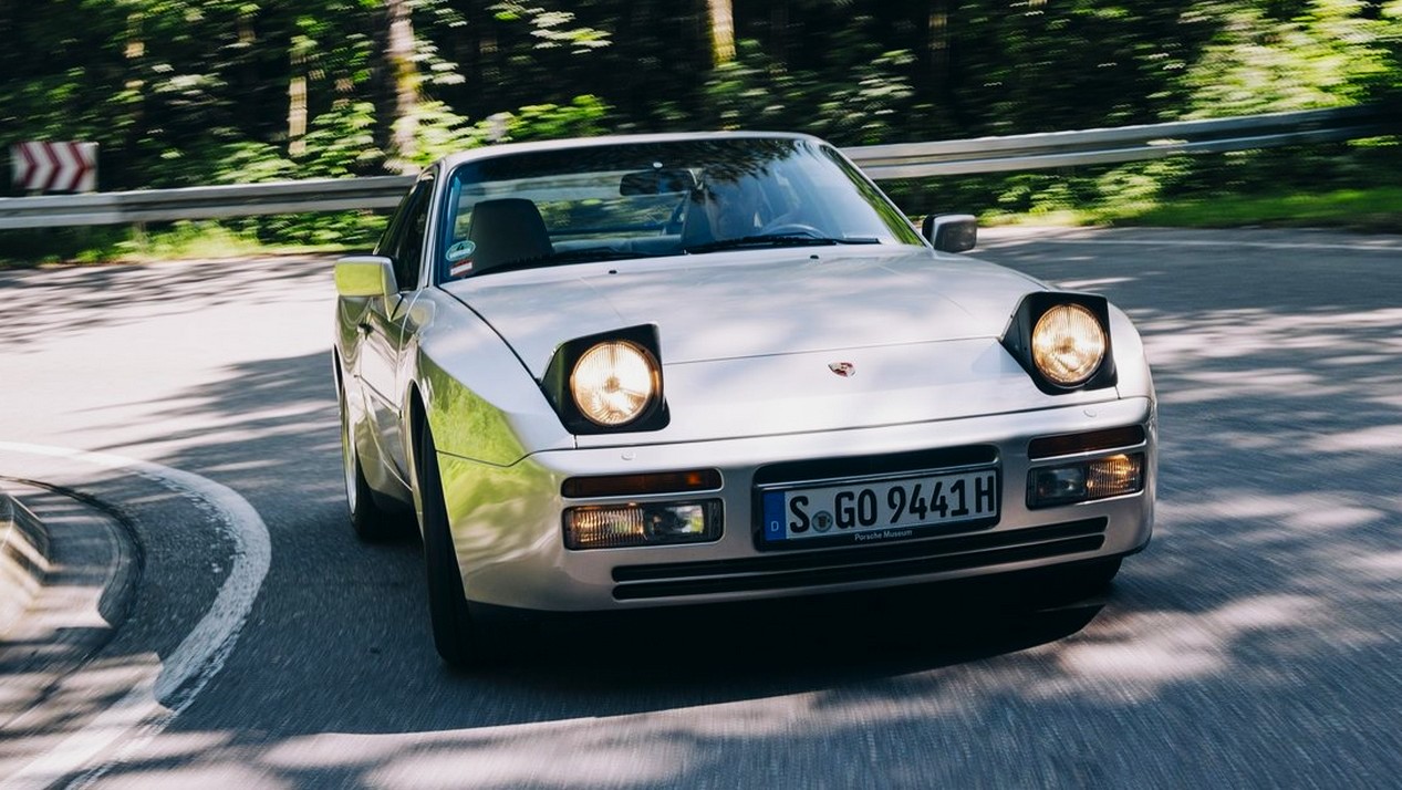 Porsche 944 Turbo Coupé de 1989 en train de rouler et de couleur grise