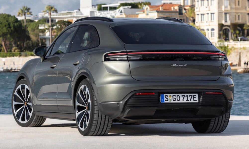 SUV Porsche Macan 4 modèle 2025 stationné