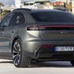 SUV Porsche Macan 4 modèle 2025 stationné