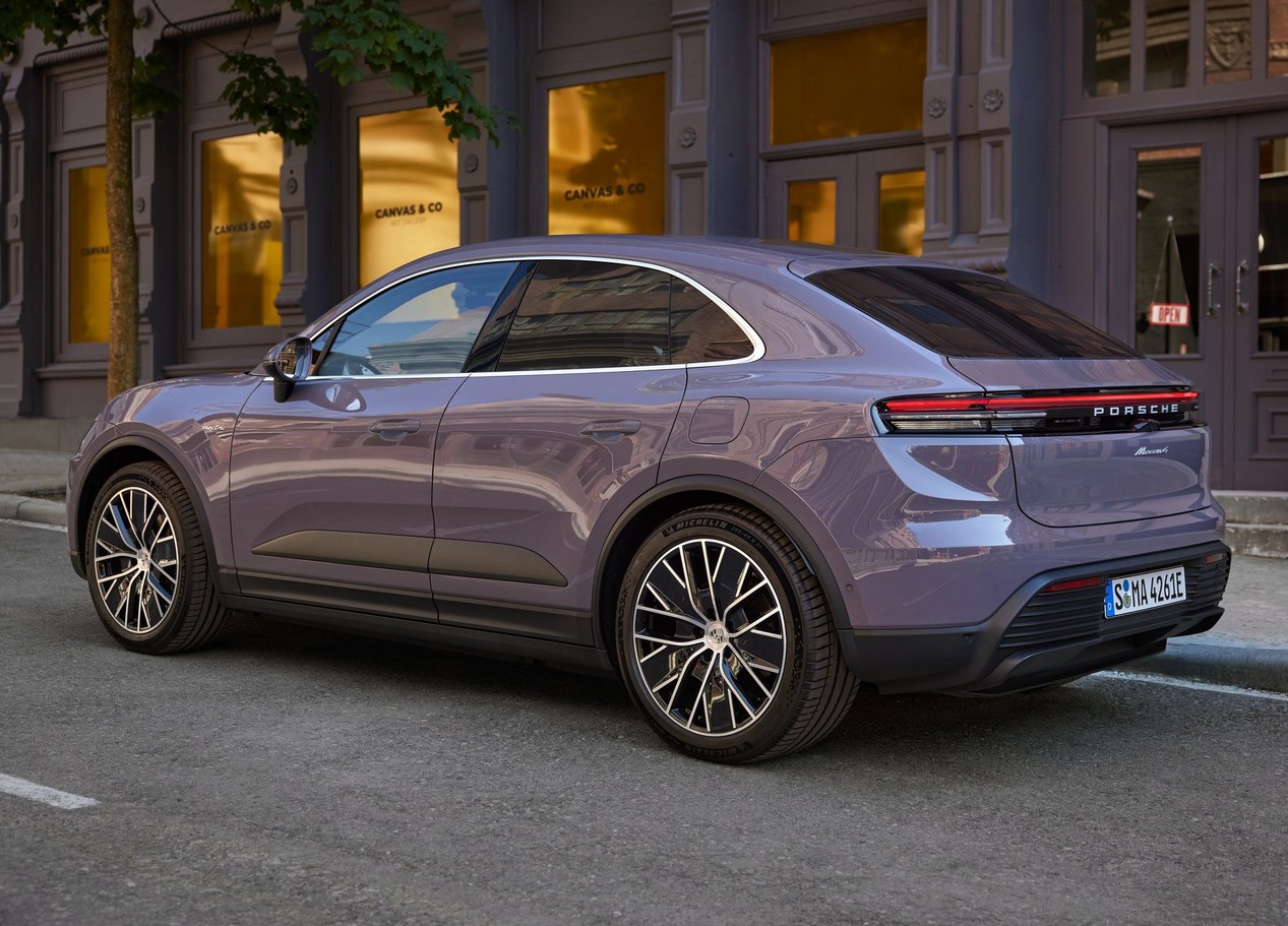 SUV Porsche Macan 4 modèle 2025 de couleur violette en train de rouler en ville