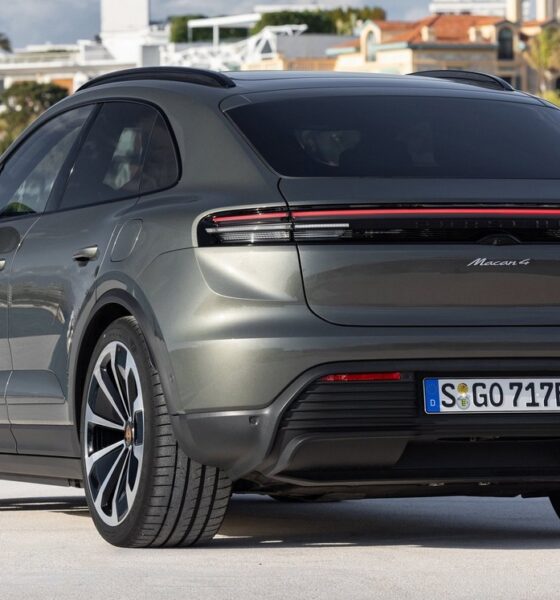 SUV Porsche Macan 4 modèle 2025 stationné