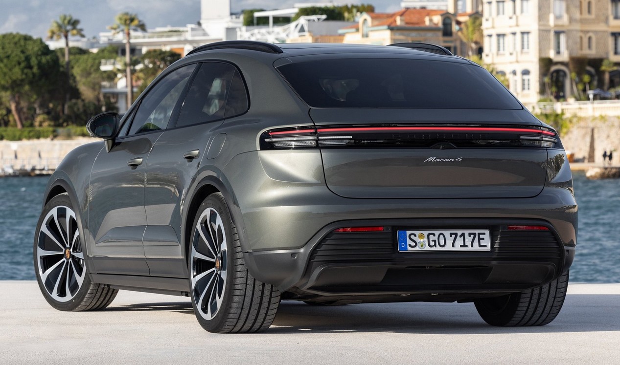 SUV Porsche Macan 4 modèle 2025 stationné