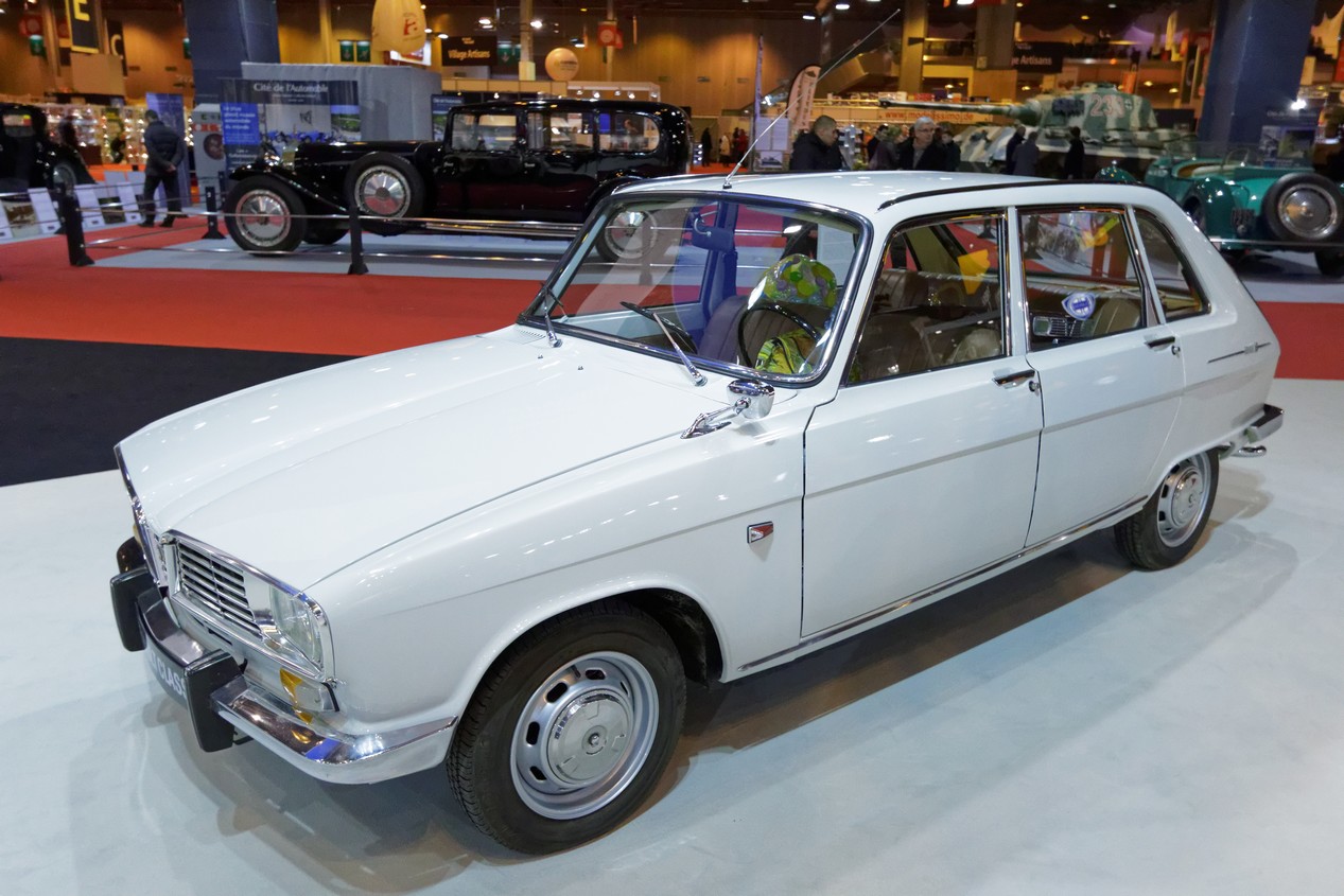 Renault 16 Super de 1966 blanche sur le salon Rétromobile de Paris en 2015