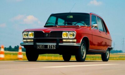Renault 16 TX de 1973 en train de rouler, couleur bordeaux