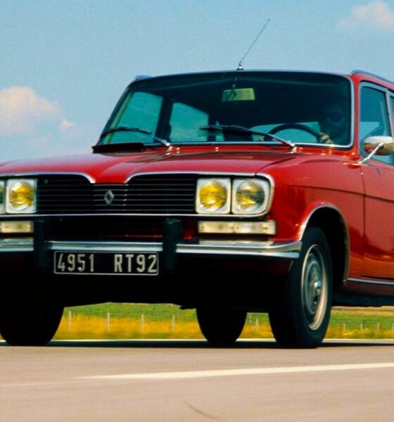 Renault 16 TX de 1973 en train de rouler, couleur bordeaux