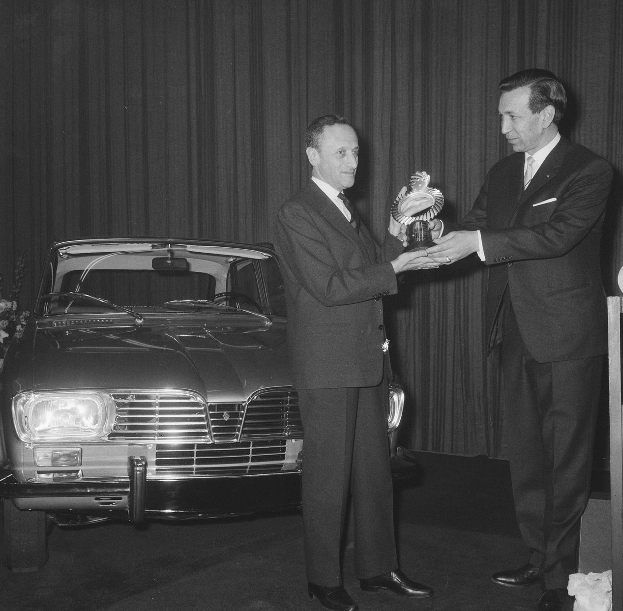 Pierre Dreyfus sur la photo à gauche qui reçoit le Trophée Européen de Voiture de l'Année pour la Renault 16 en 1966