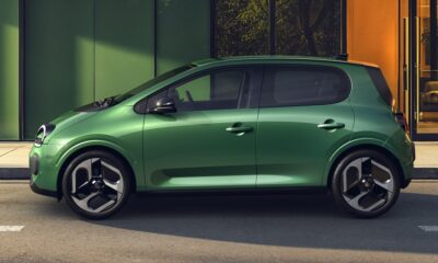 Nouvelle Renault Twingo E-Tech Electric modèle 2026 de couleur vert absolu sur une place de parking