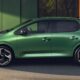 Nouvelle Renault Twingo E-Tech Electric modèle 2026 de couleur vert absolu sur une place de parking