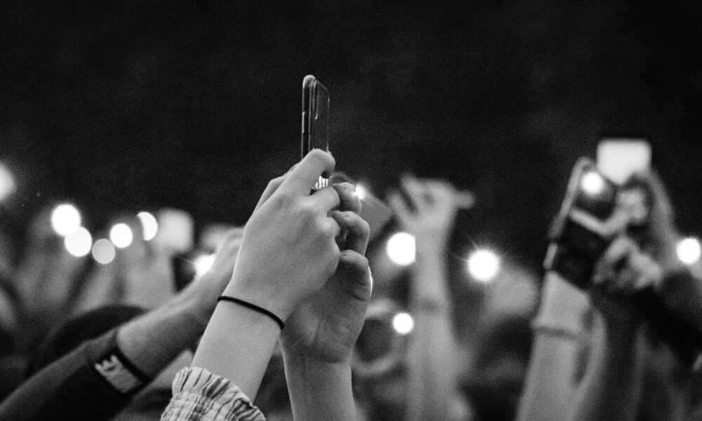 smartphones levés durant un concert