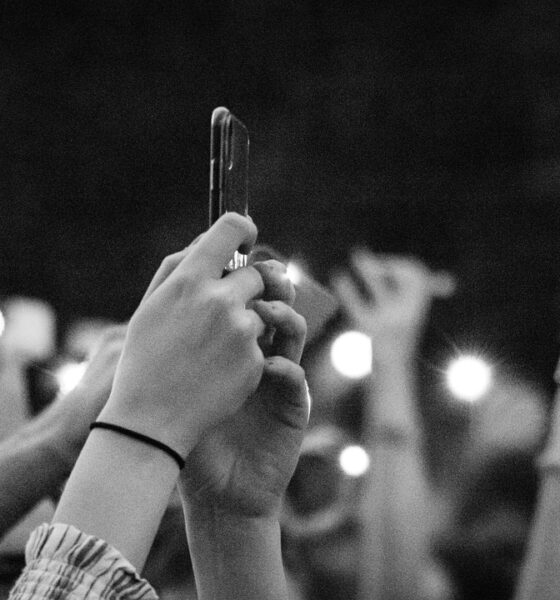 smartphones levés durant un concert