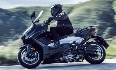 Nouveau scooter Yamaha TMAX édition 25ème anniversaire modèle 2026 sur la route