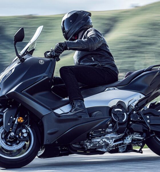 Nouveau scooter Yamaha TMAX édition 25ème anniversaire modèle 2026 sur la route