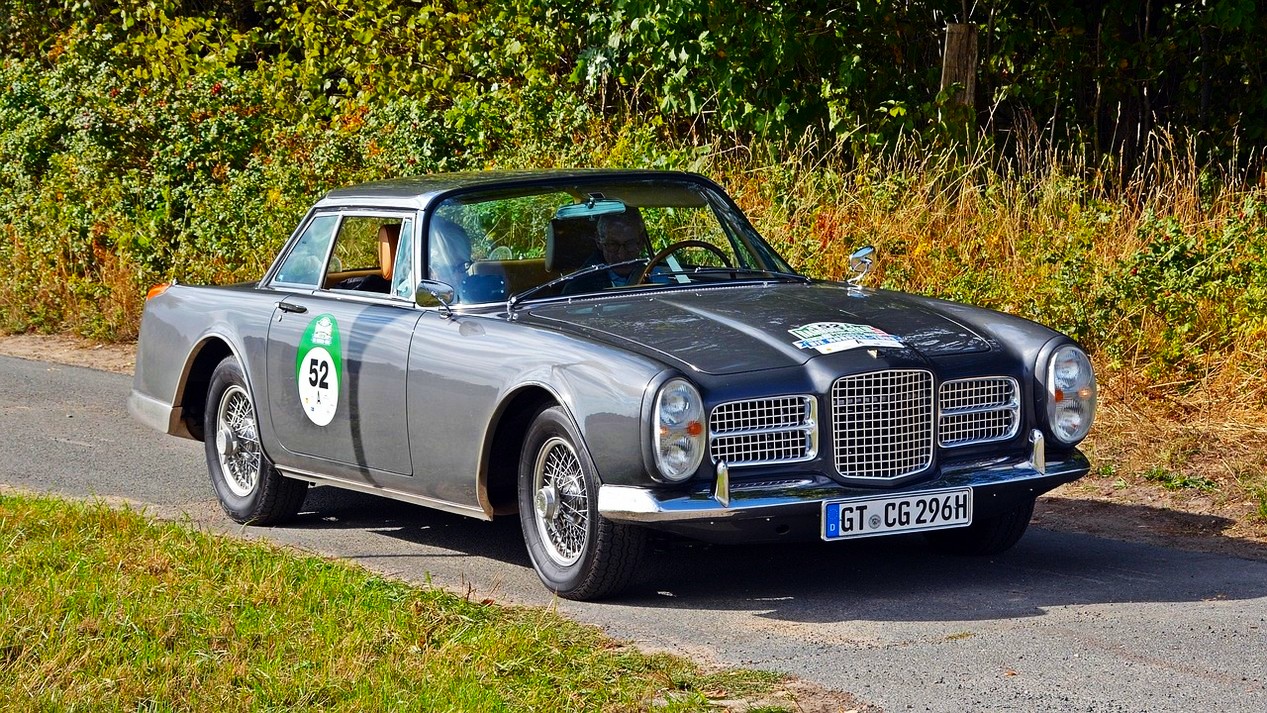 Voiture ancienne française Facel Vega grise pendant un rallye