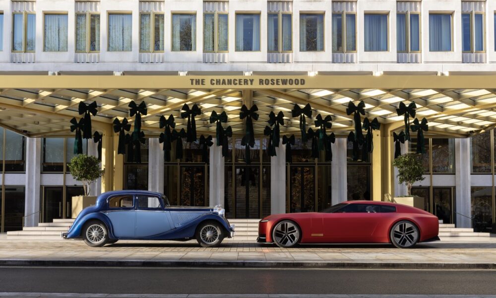 deux modèles de voiture Jaguar face à face pour les 90 ans de la marque : Jaguar SS de 1935 et Jaguar Type 00 de 2025