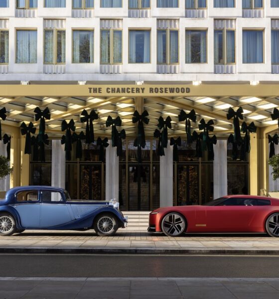 deux modèles de voiture Jaguar face à face pour les 90 ans de la marque : Jaguar SS de 1935 et Jaguar Type 00 de 2025