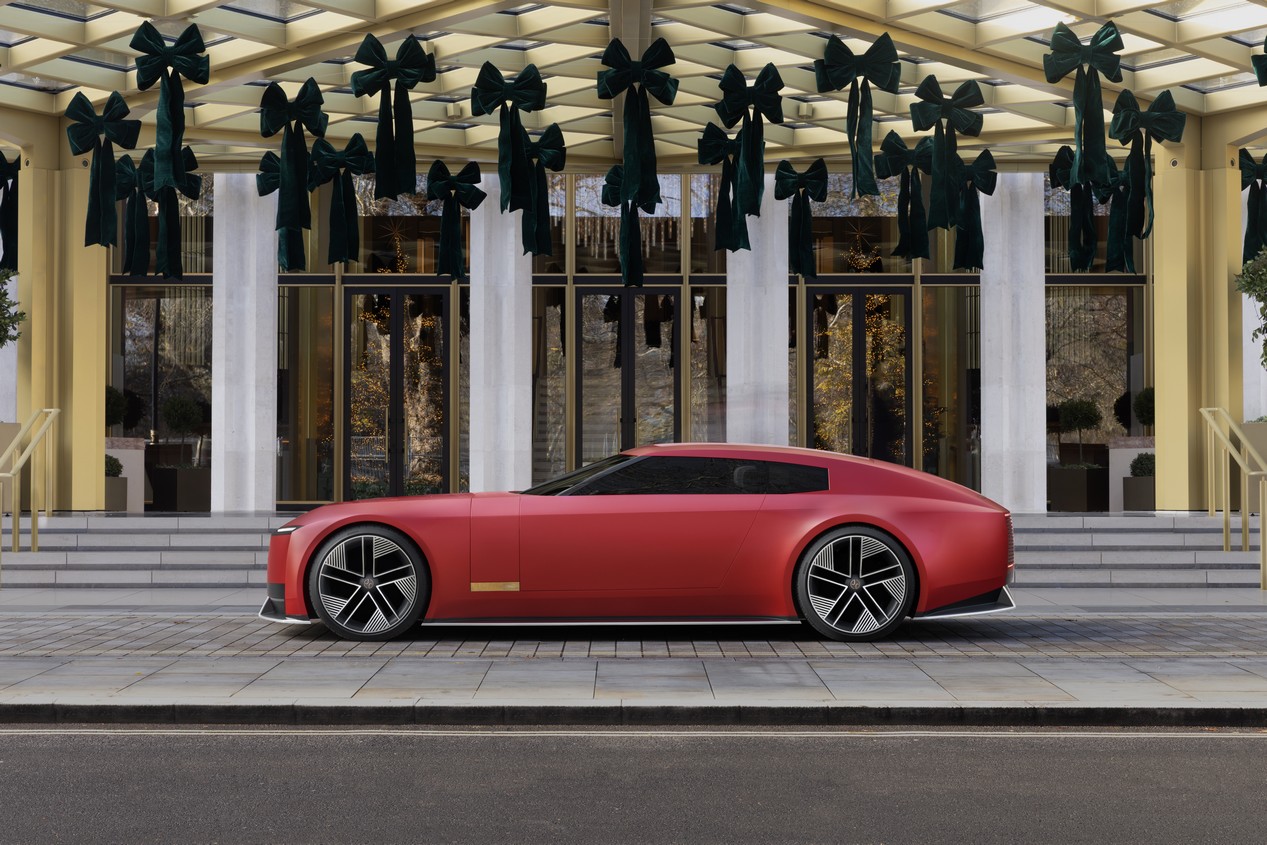 Jaguar Type 00 de couleur rouge modèle 2025 devant un hôtel à Londres