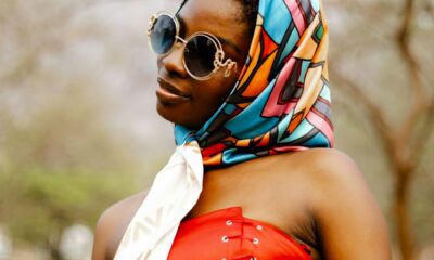 Femme noire habillée de façon vintage avec un foulard sur la tête