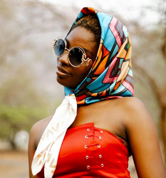 Femme noire habillée de façon vintage avec un foulard sur la tête