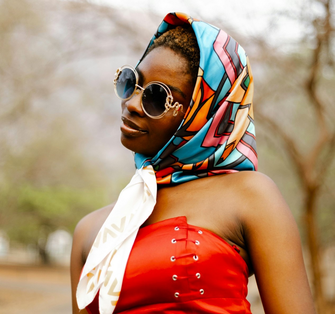 Femme noire habillée de façon vintage avec un foulard sur la tête