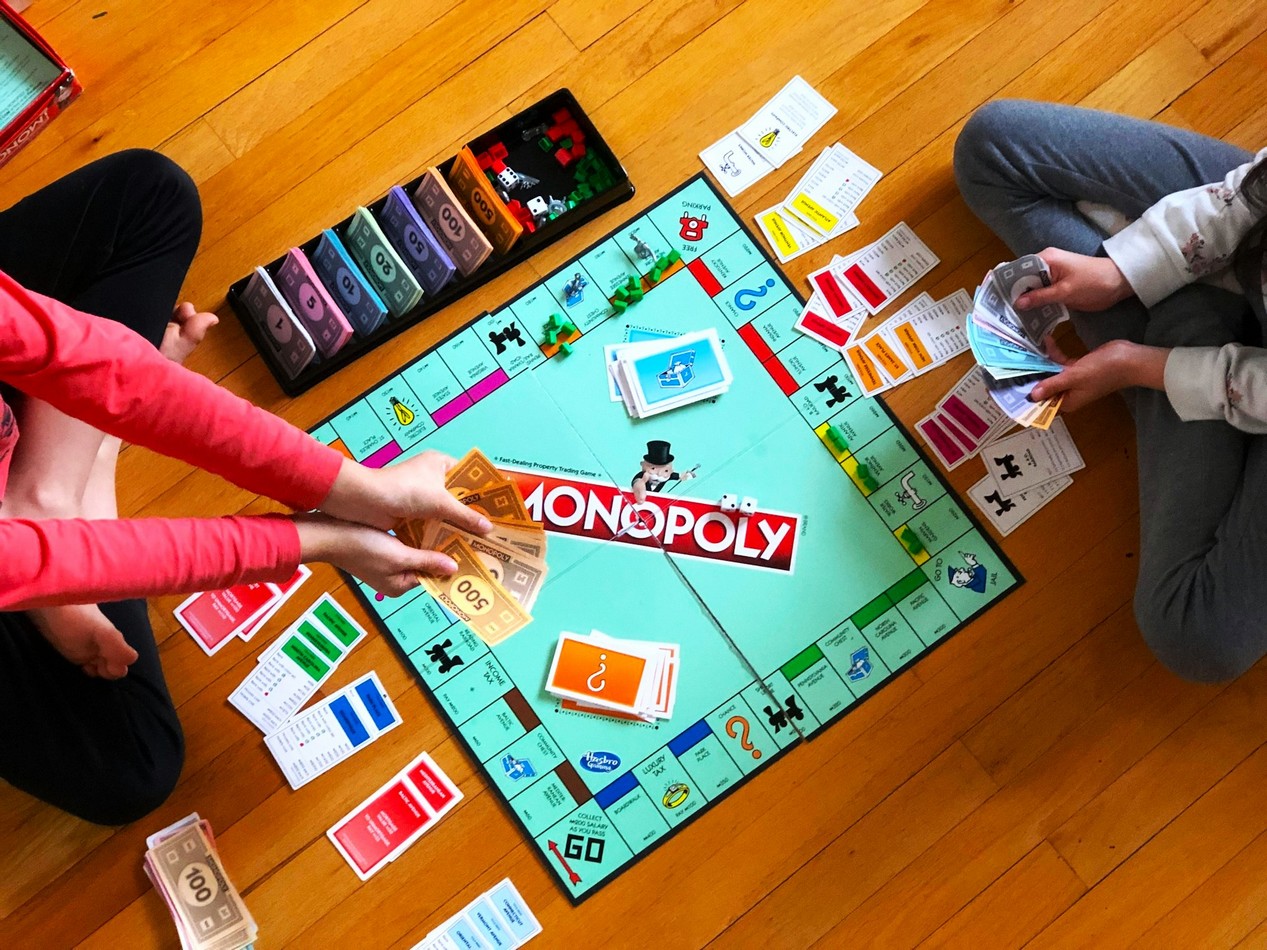 Personnes en train de jouer au Monopoly