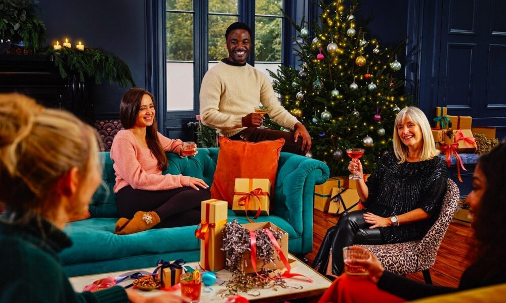 Famille réunie autour du sapin de Noël pour les fêtes de fin d'année