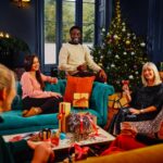 Famille réunie autour du sapin de Noël pour les fêtes de fin d'année