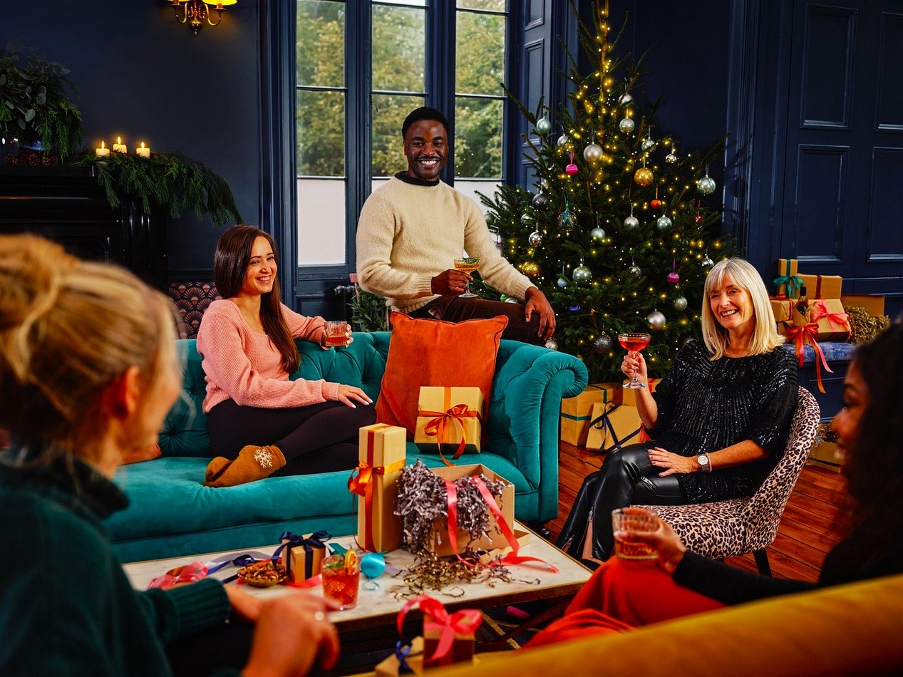 Famille réunie autour du sapin de Noël pour les fêtes de fin d'année