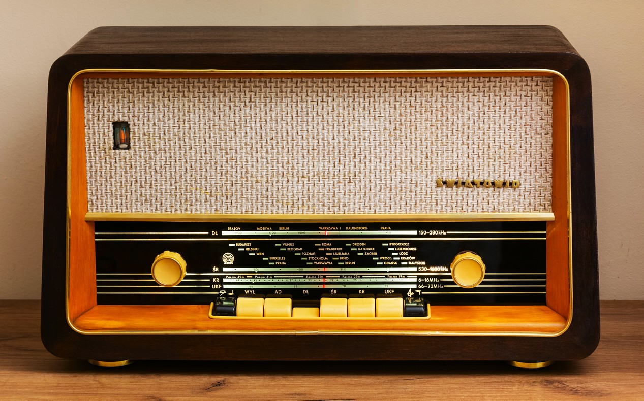 Poste de radio SWIATOWID de 1964 orange et noir