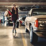 Femme élégante qui revient de son shopping et remonte dans sa voiture vintage, une vieille Mercedes