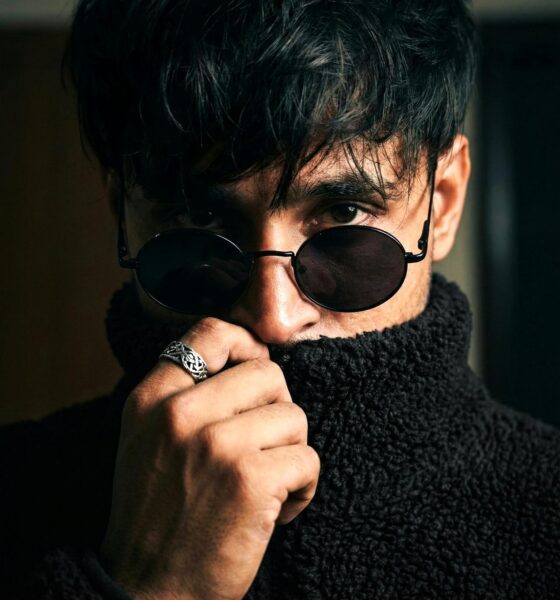 Homme portant une bague en acier et un pull à col roulé noir