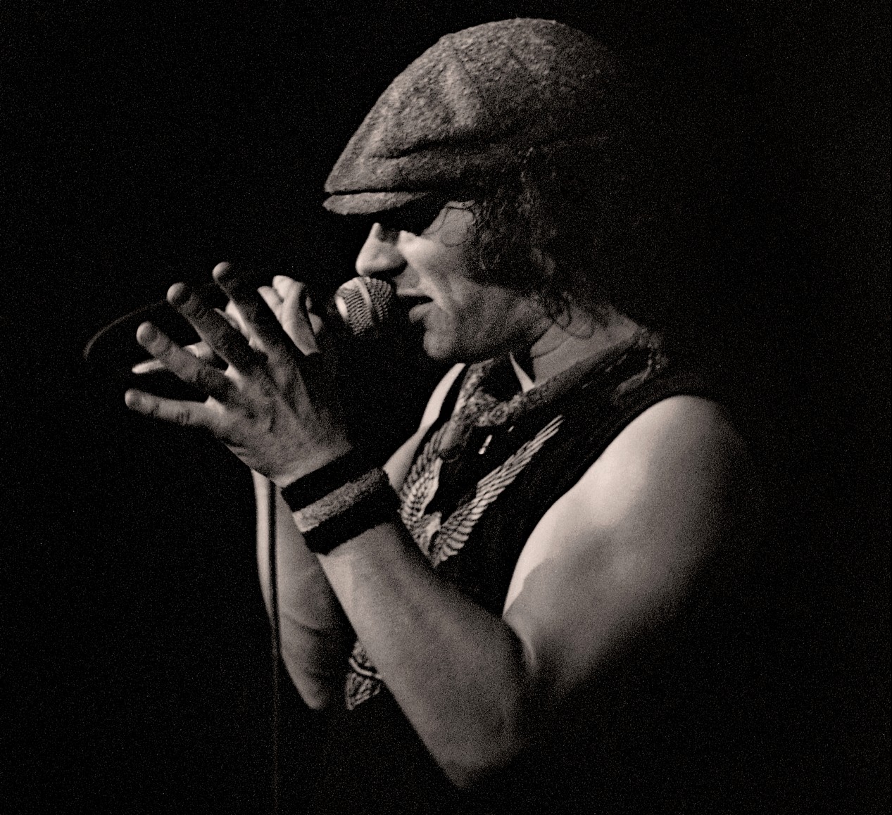 Le chanteur du groupe australien AC/DC, Brian Johnson, sur la scène du Manchester Apollo en 1982