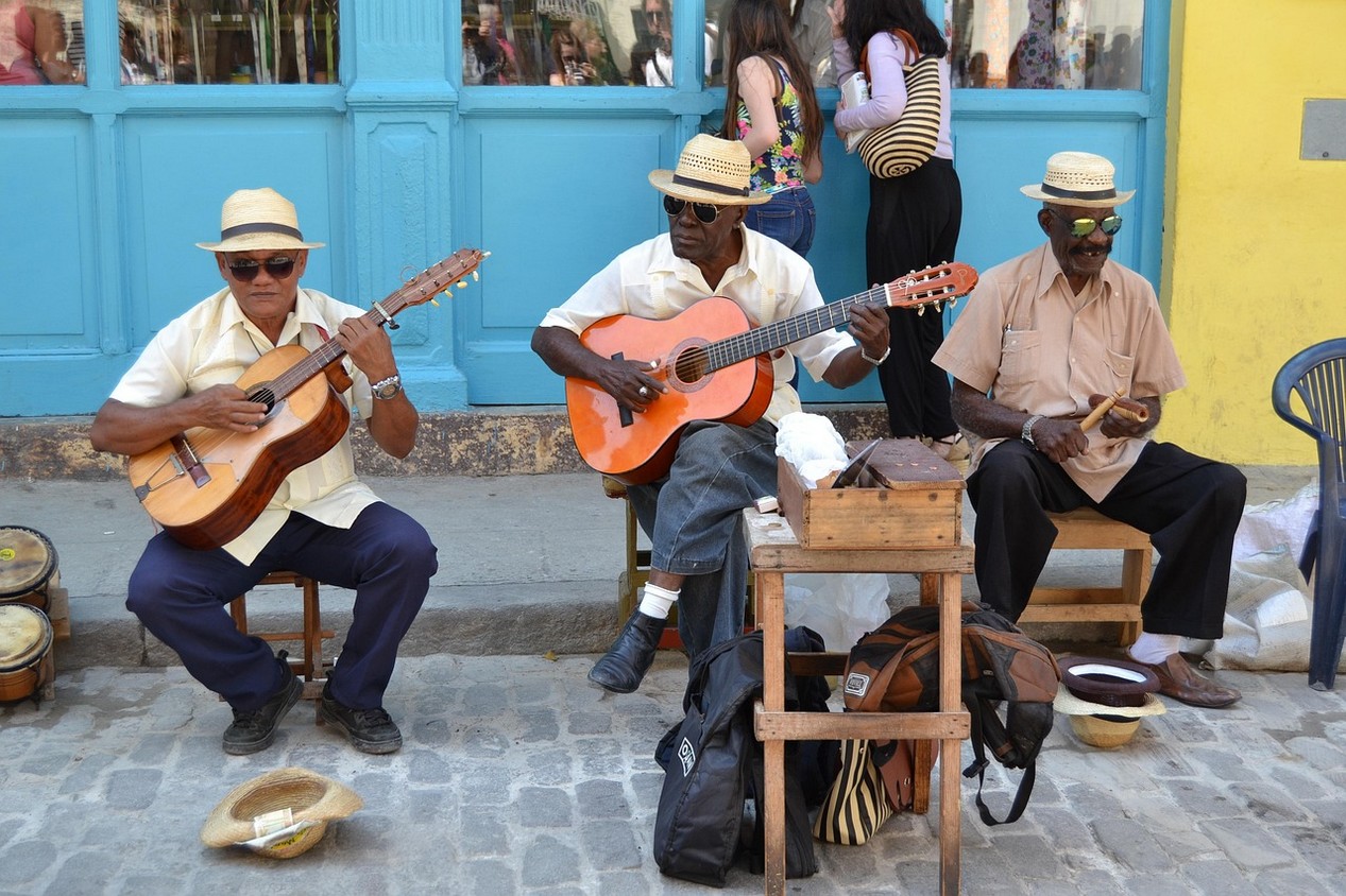 Scène de rue à Cuba avec des musiciens en train de jouer