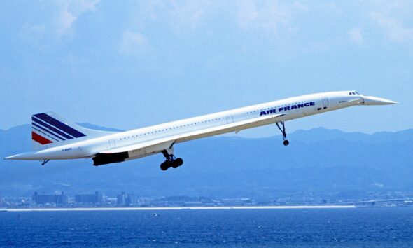 L'avion supersonique le Concorde qui atterrit à l'aéroport international du Kansai au Japon le 5 septembre 1994